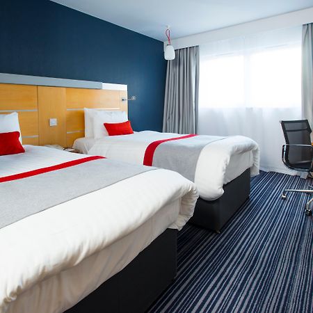 Holiday Inn Express London - Epsom Downs By Ihg Esterno foto