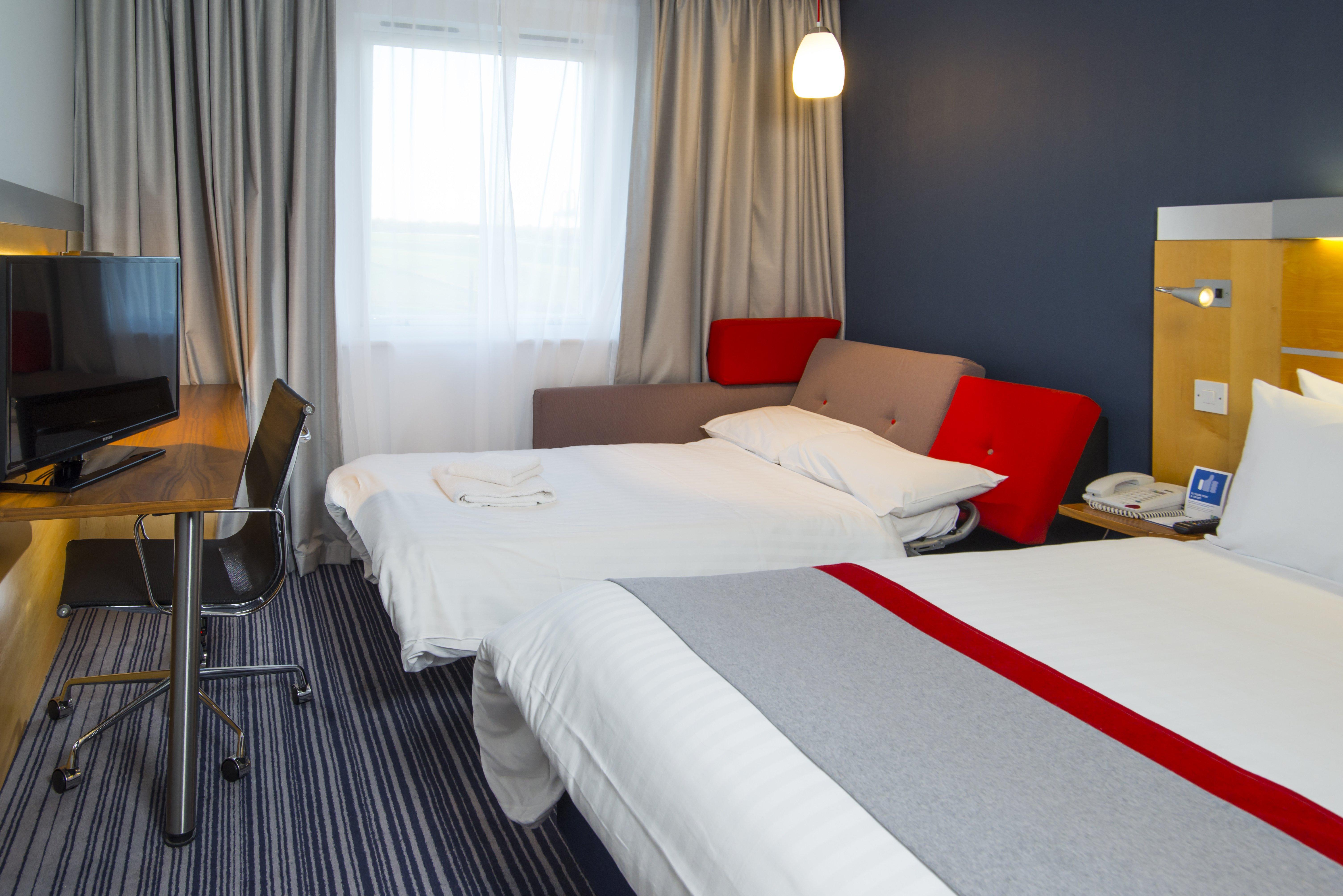 Holiday Inn Express London - Epsom Downs By Ihg Esterno foto