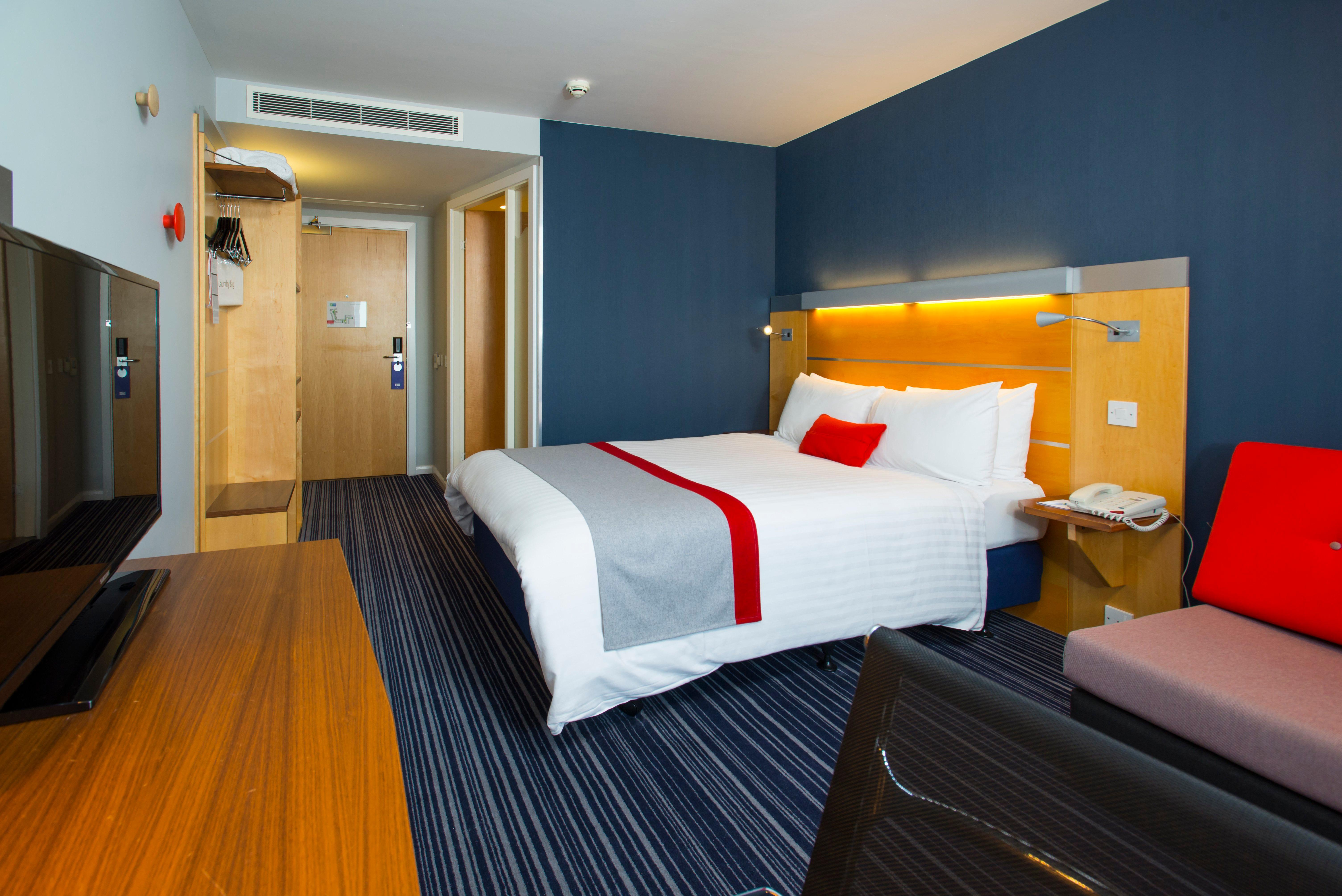 Holiday Inn Express London - Epsom Downs By Ihg Esterno foto