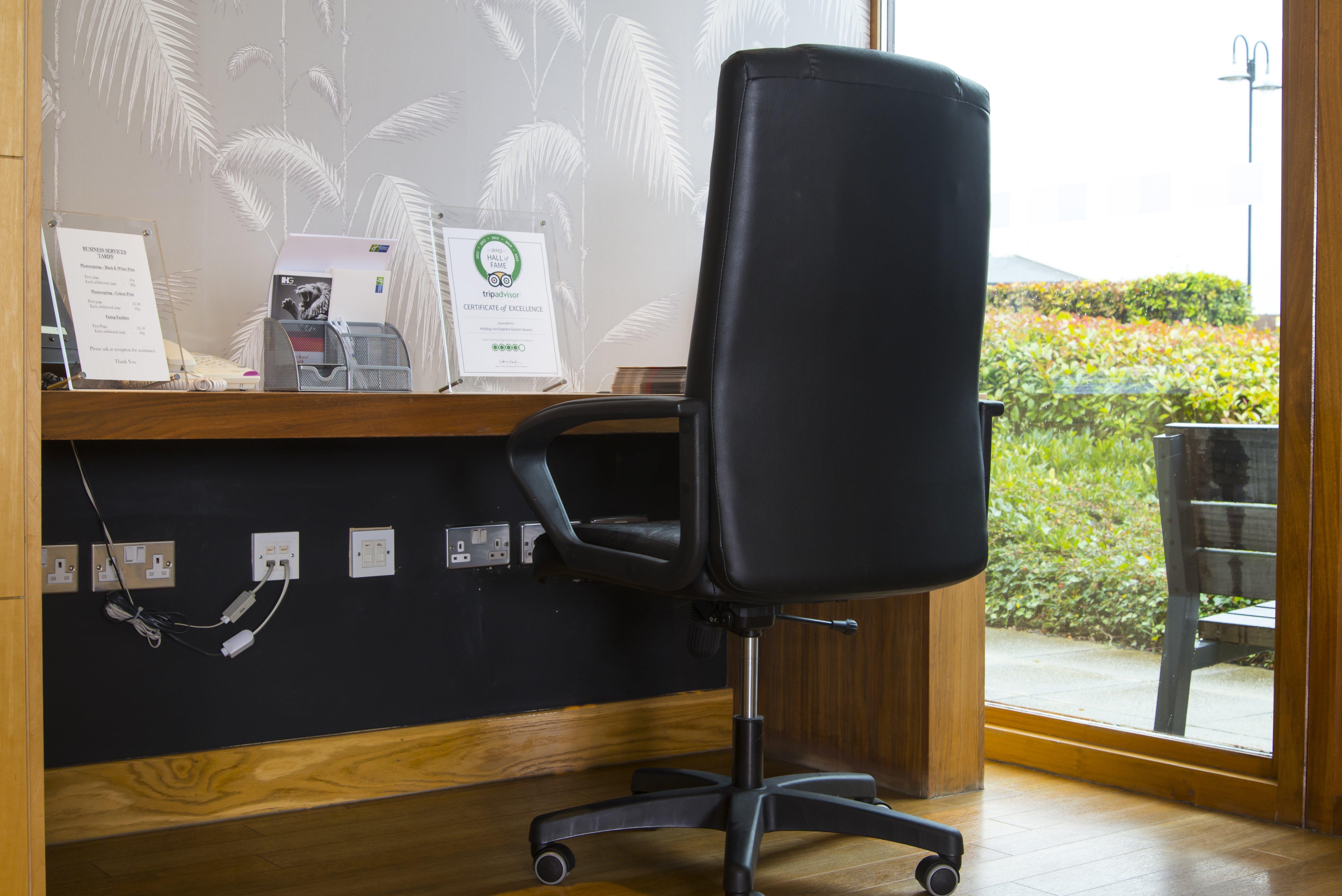 Holiday Inn Express London - Epsom Downs By Ihg Esterno foto