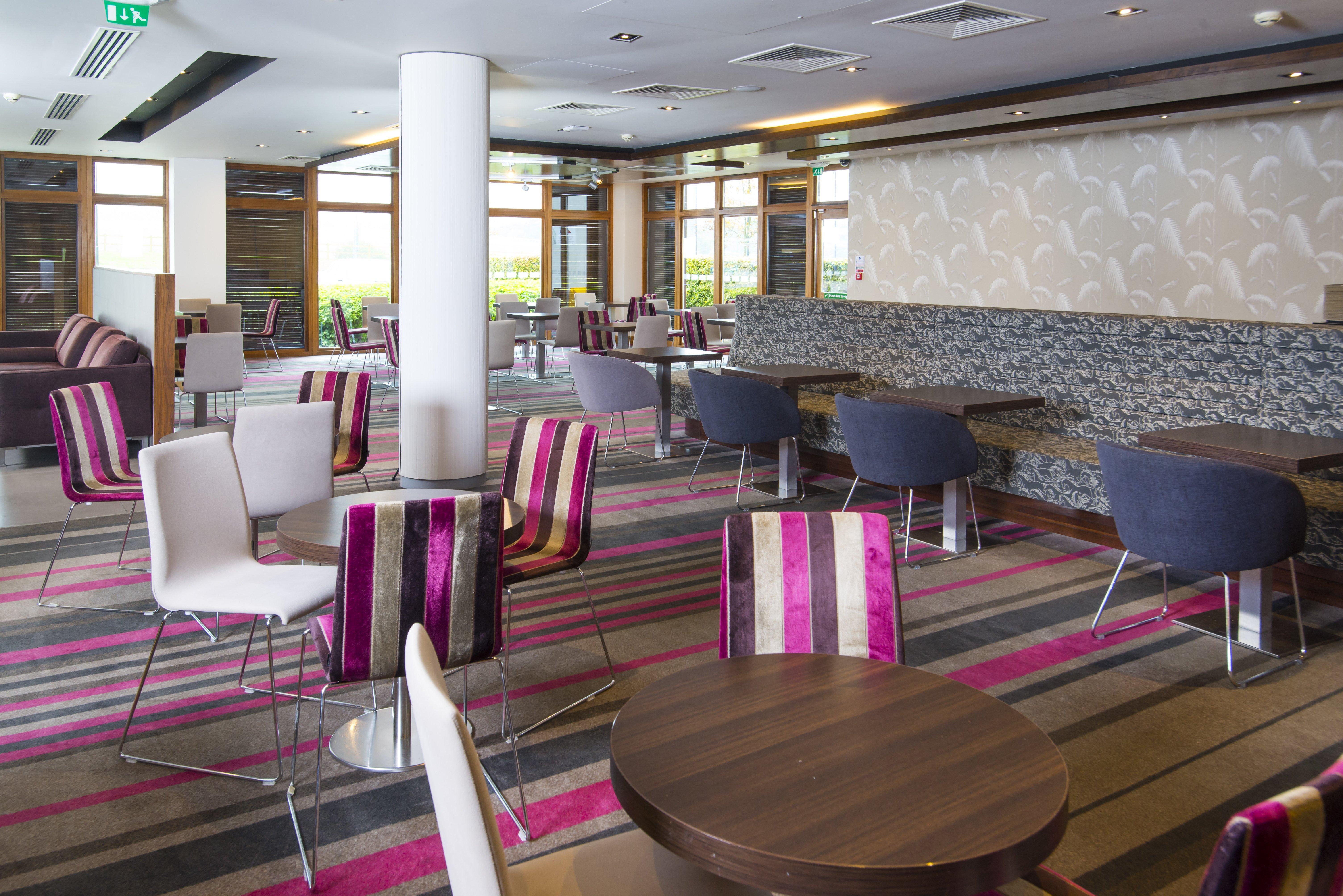 Holiday Inn Express London - Epsom Downs By Ihg Esterno foto