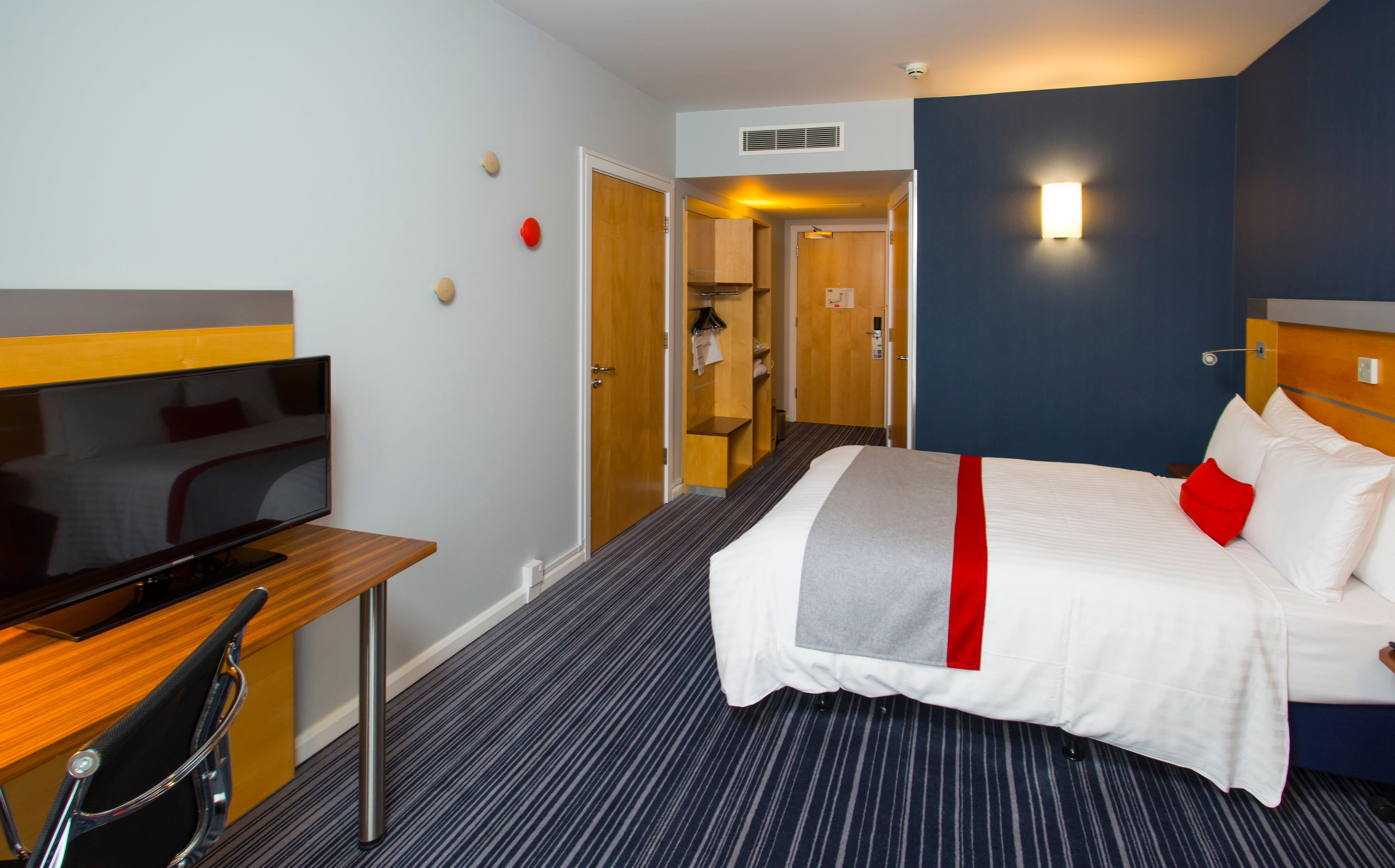 Holiday Inn Express London - Epsom Downs By Ihg Esterno foto