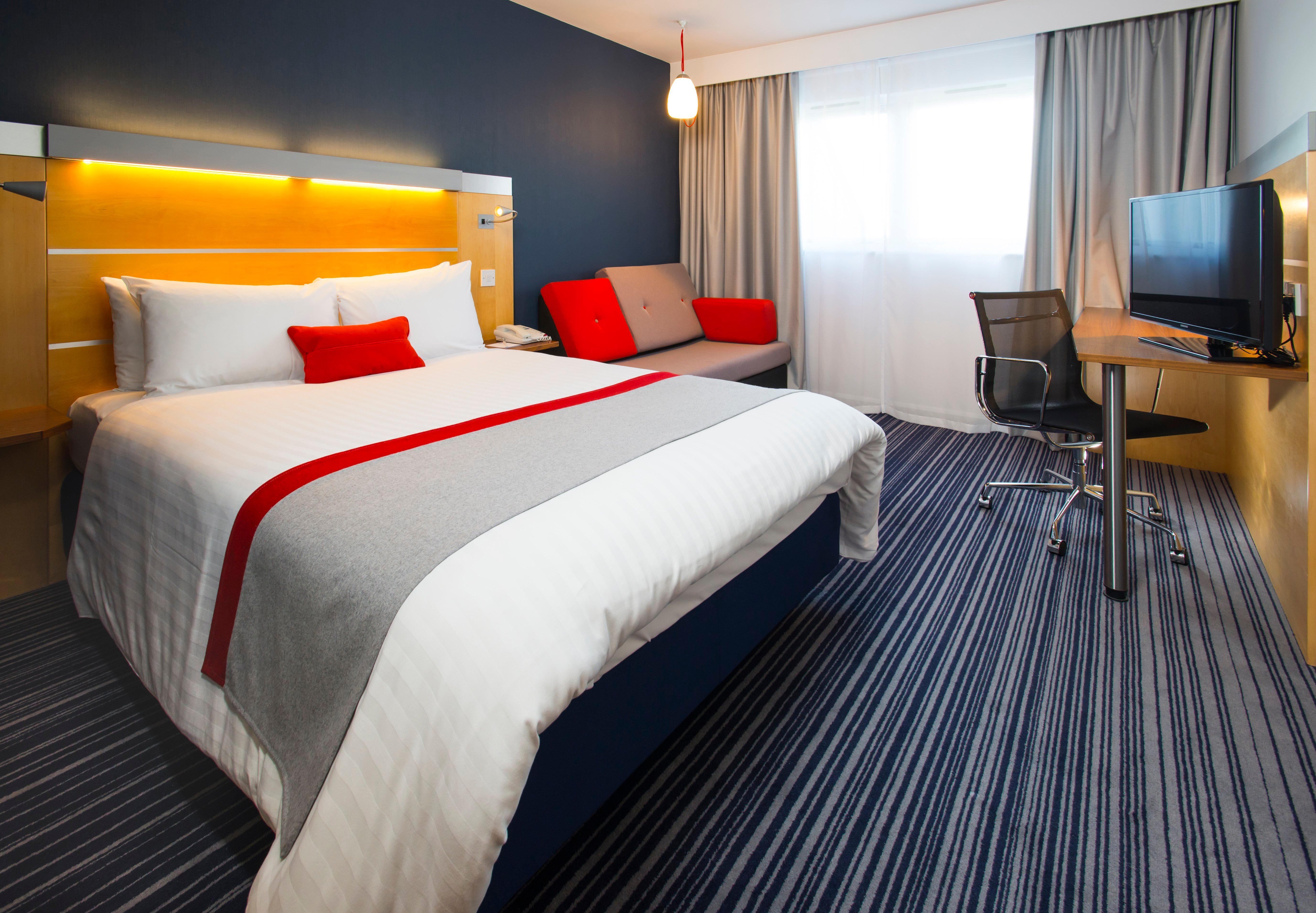 Holiday Inn Express London - Epsom Downs By Ihg Esterno foto