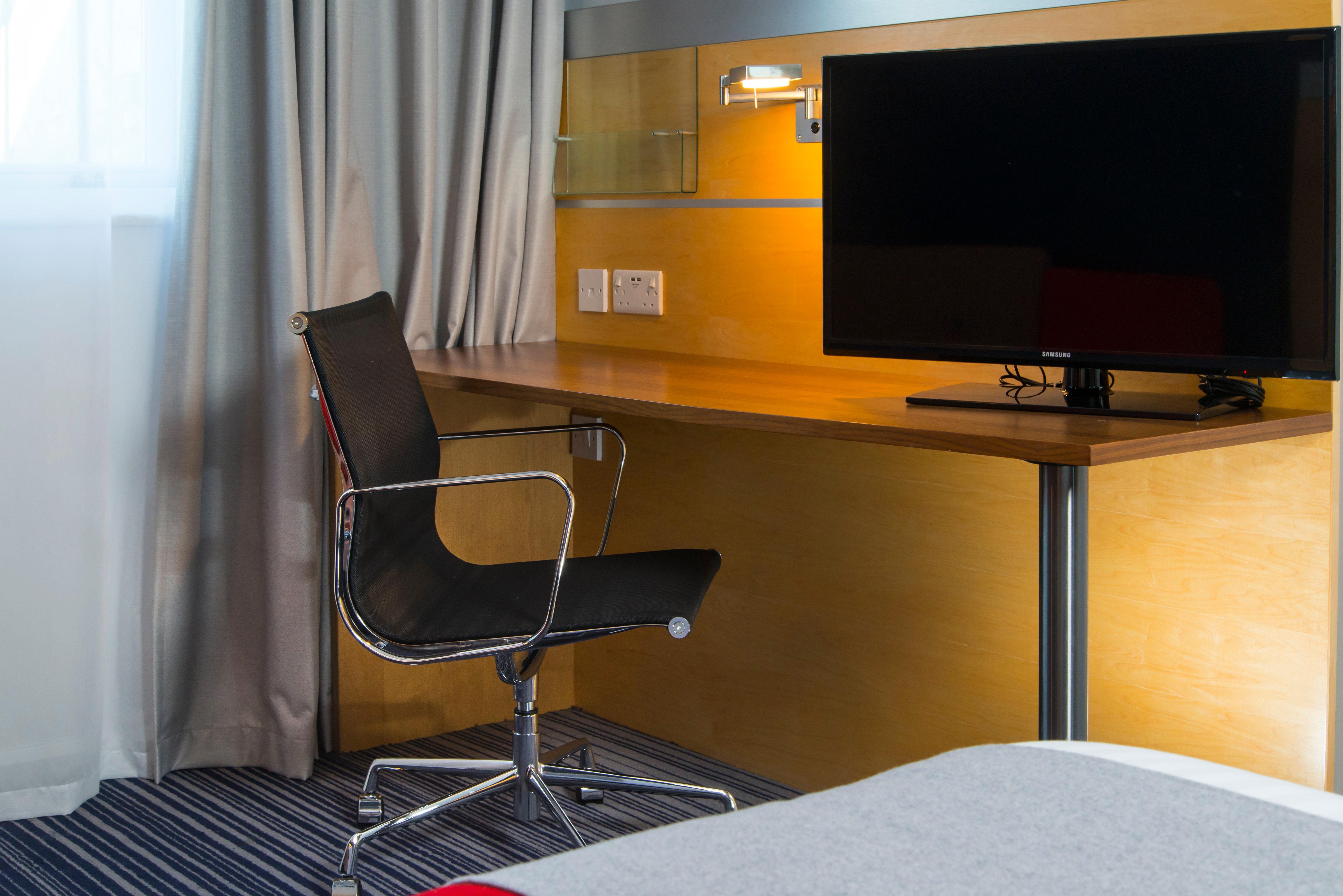Holiday Inn Express London - Epsom Downs By Ihg Esterno foto
