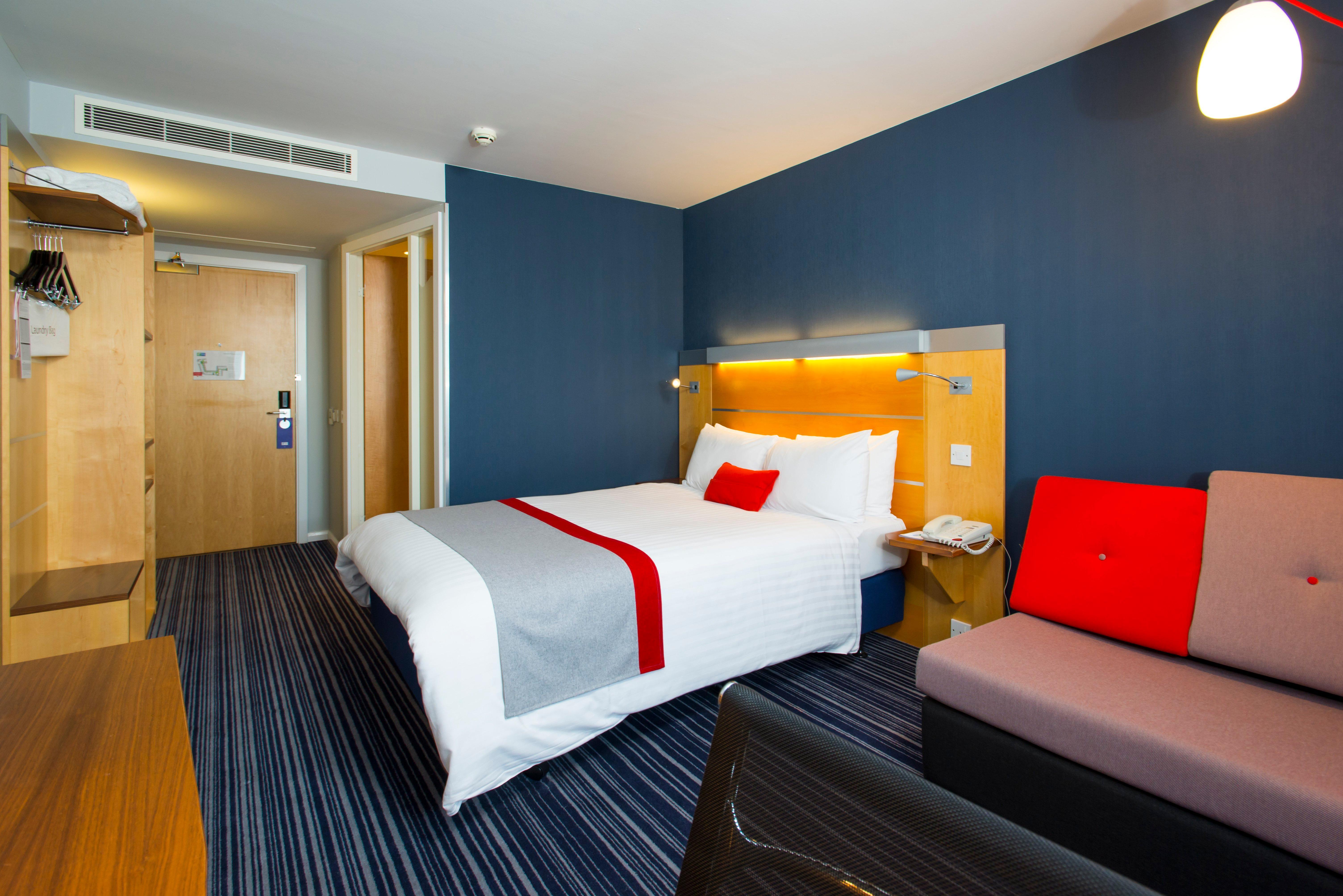 Holiday Inn Express London - Epsom Downs By Ihg Esterno foto