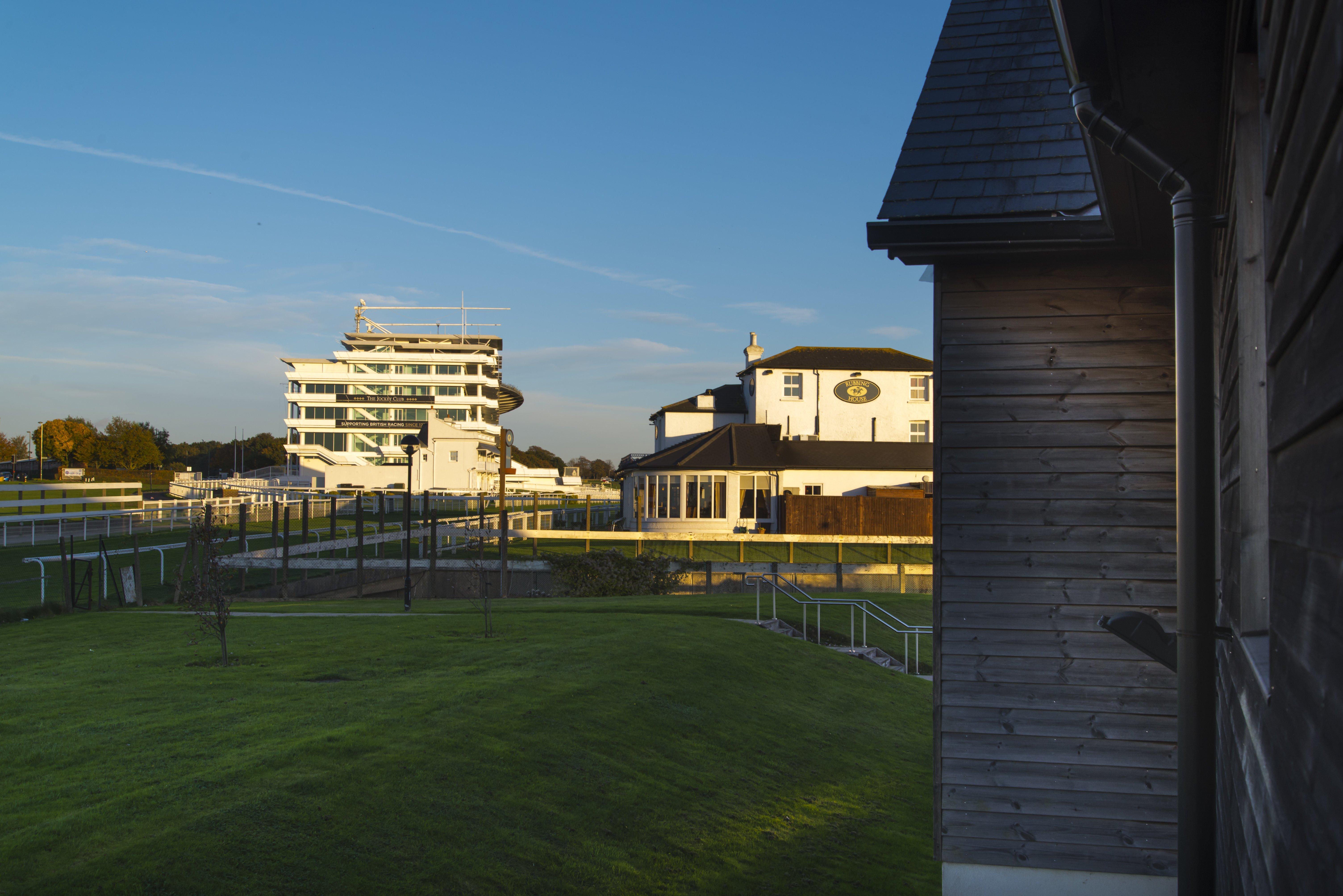 Holiday Inn Express London - Epsom Downs By Ihg Esterno foto