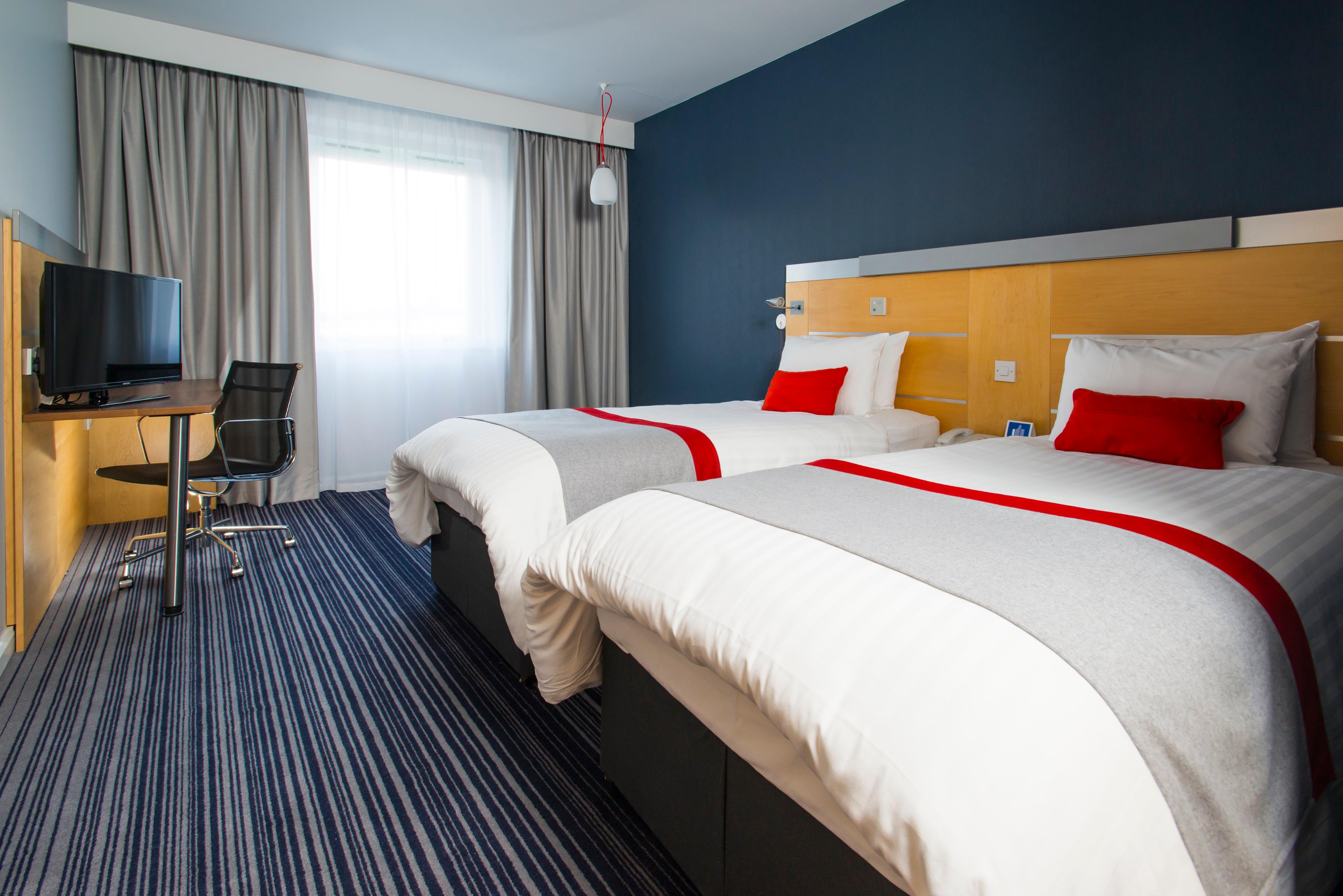Holiday Inn Express London - Epsom Downs By Ihg Esterno foto