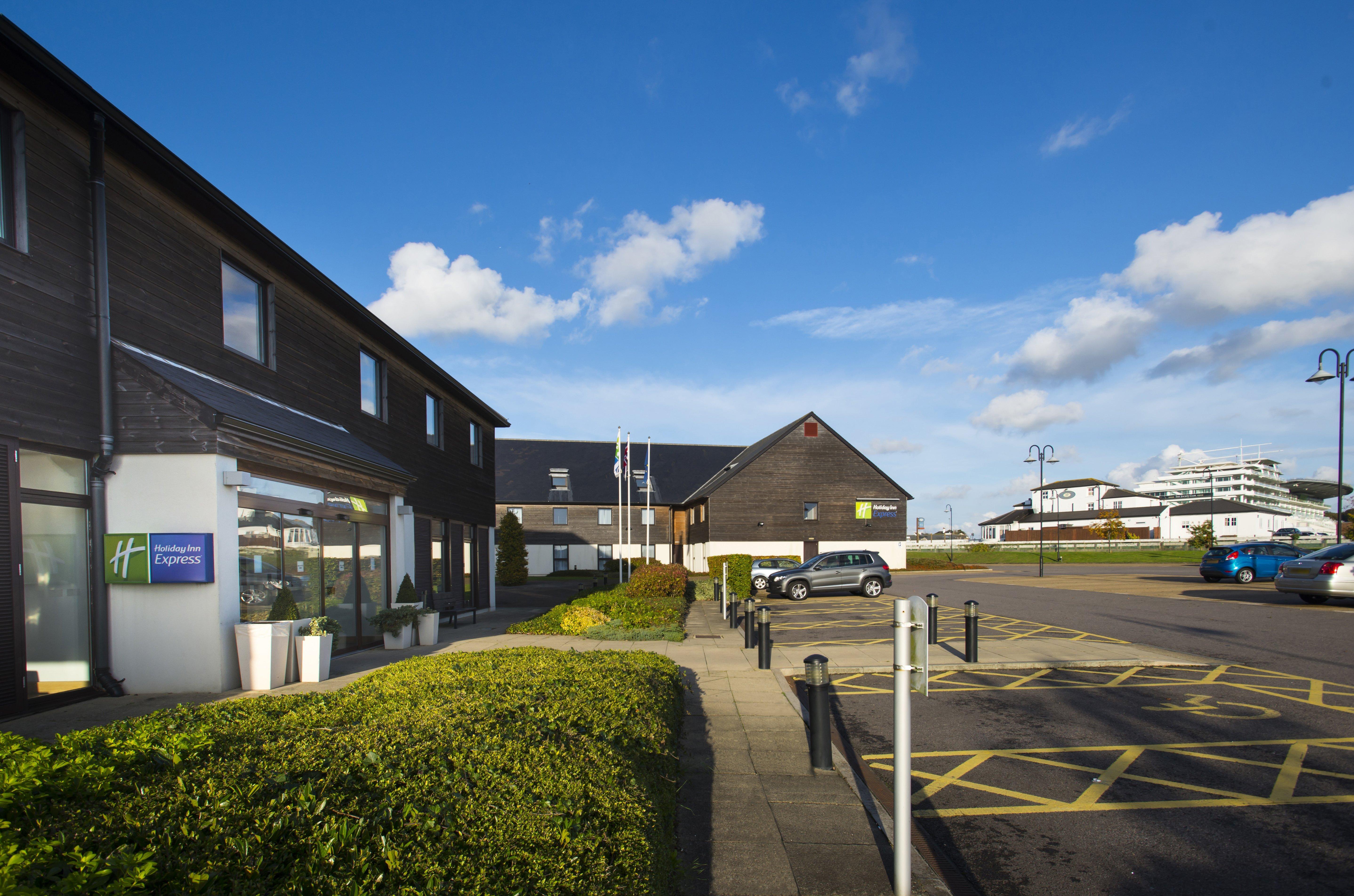 Holiday Inn Express London - Epsom Downs By Ihg Esterno foto