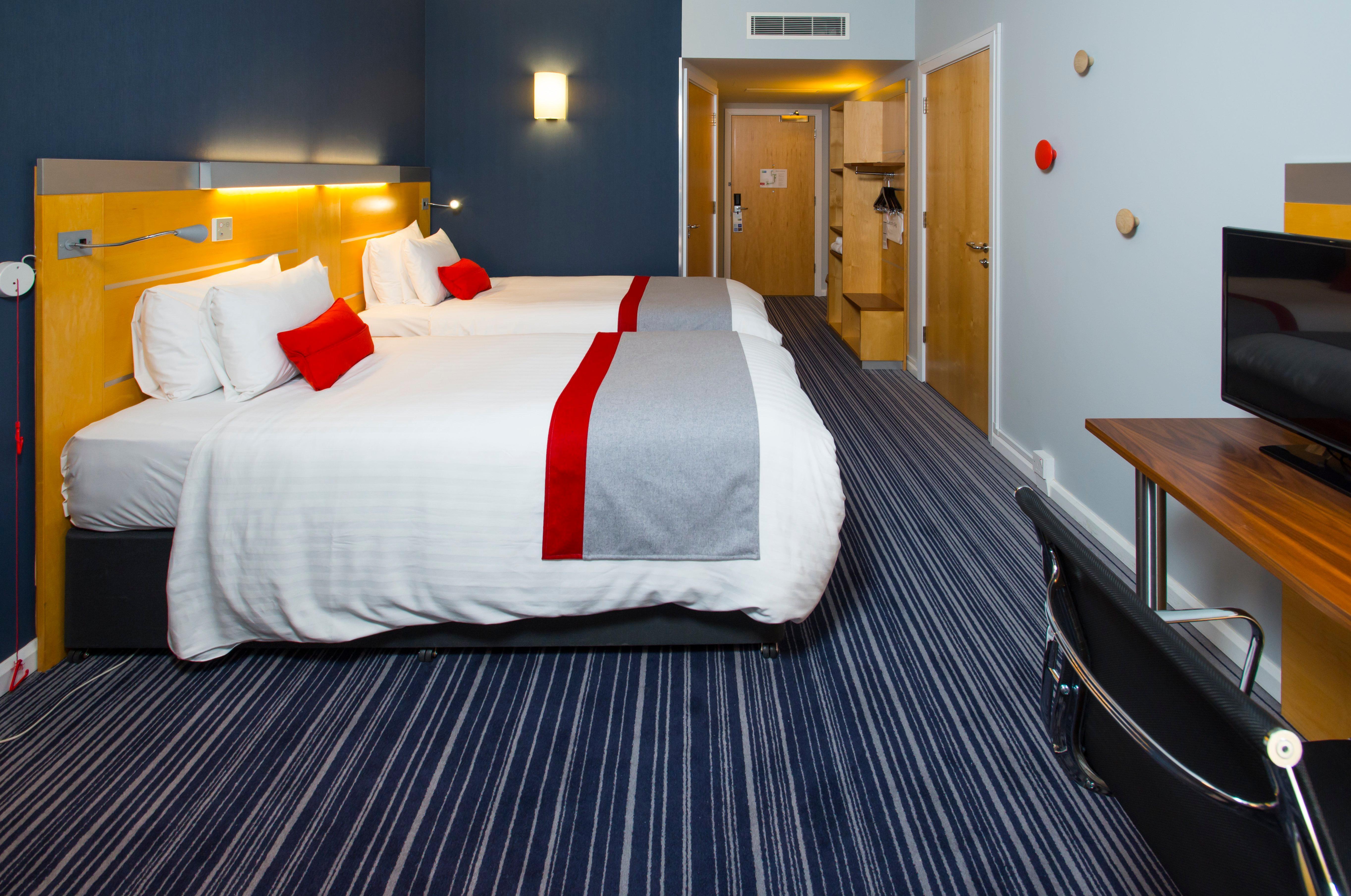 Holiday Inn Express London - Epsom Downs By Ihg Esterno foto