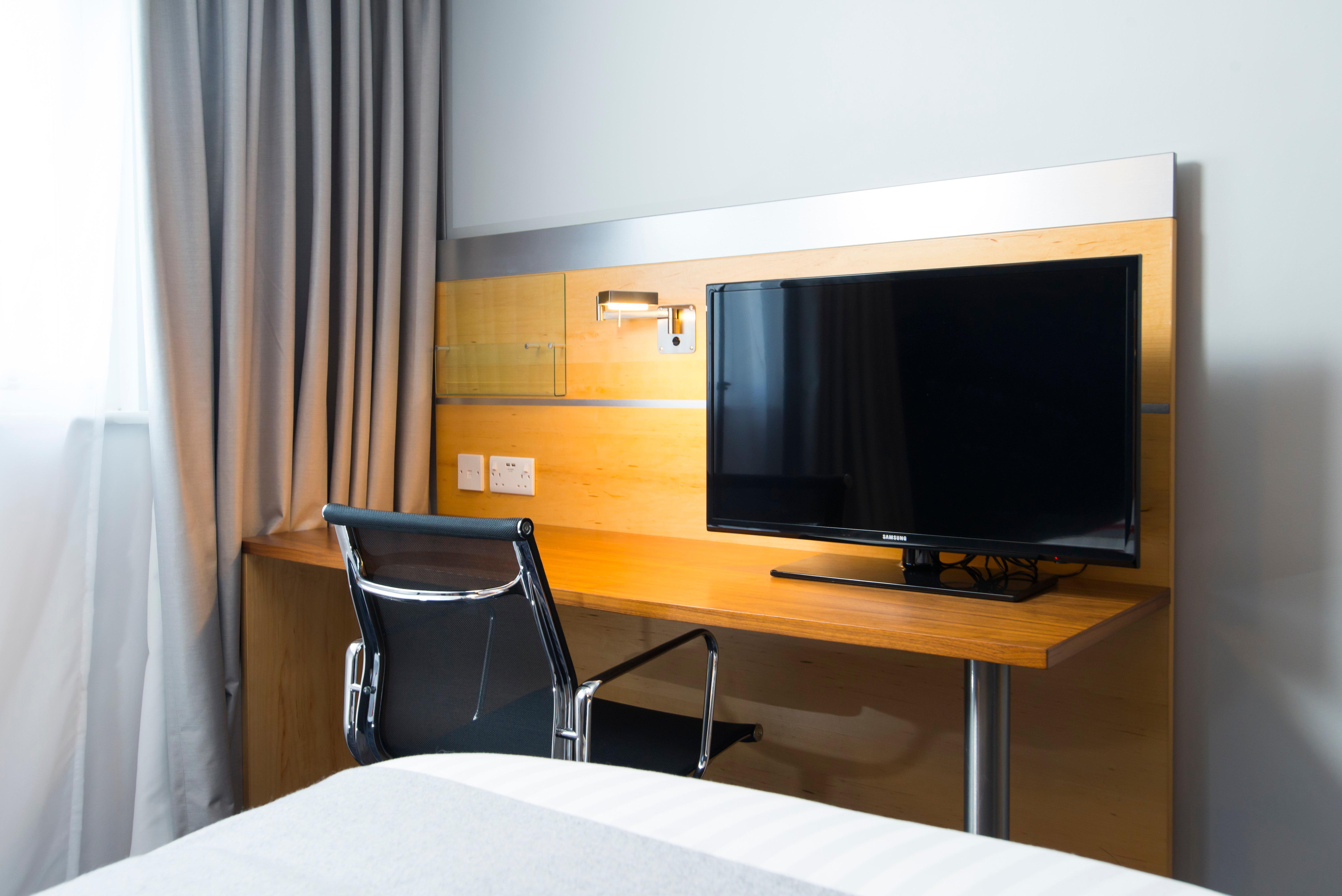 Holiday Inn Express London - Epsom Downs By Ihg Esterno foto