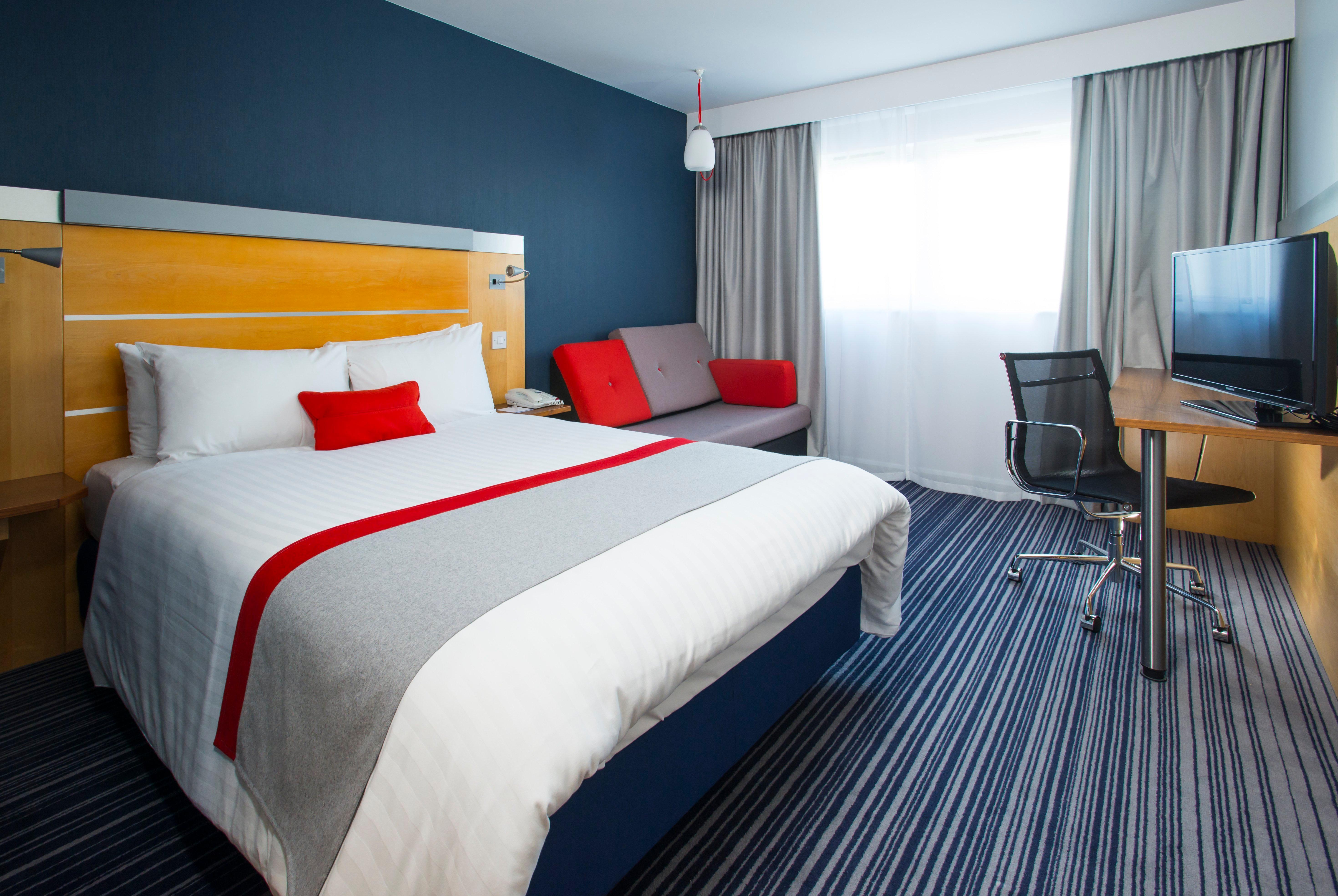 Holiday Inn Express London - Epsom Downs By Ihg Esterno foto