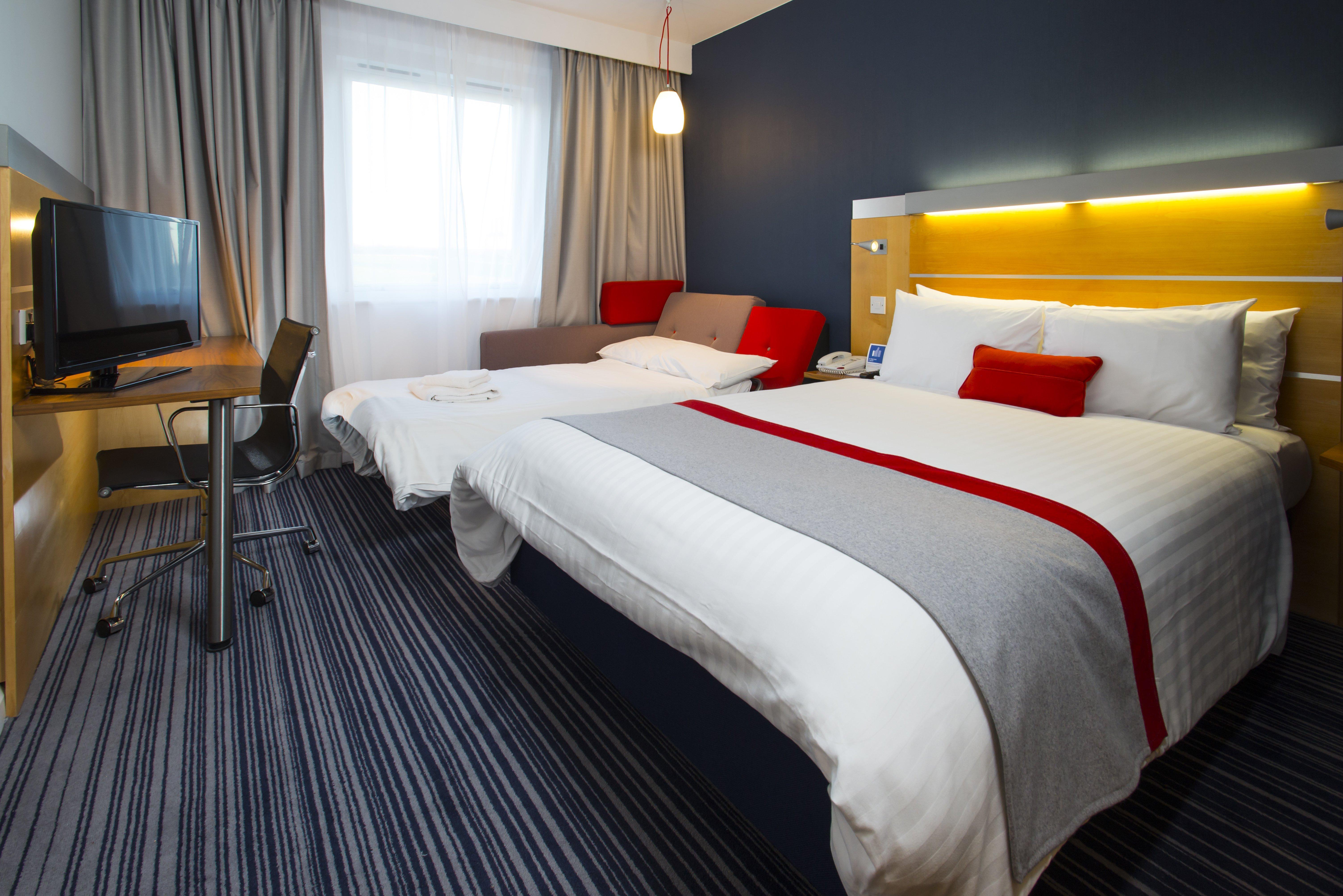 Holiday Inn Express London - Epsom Downs By Ihg Esterno foto