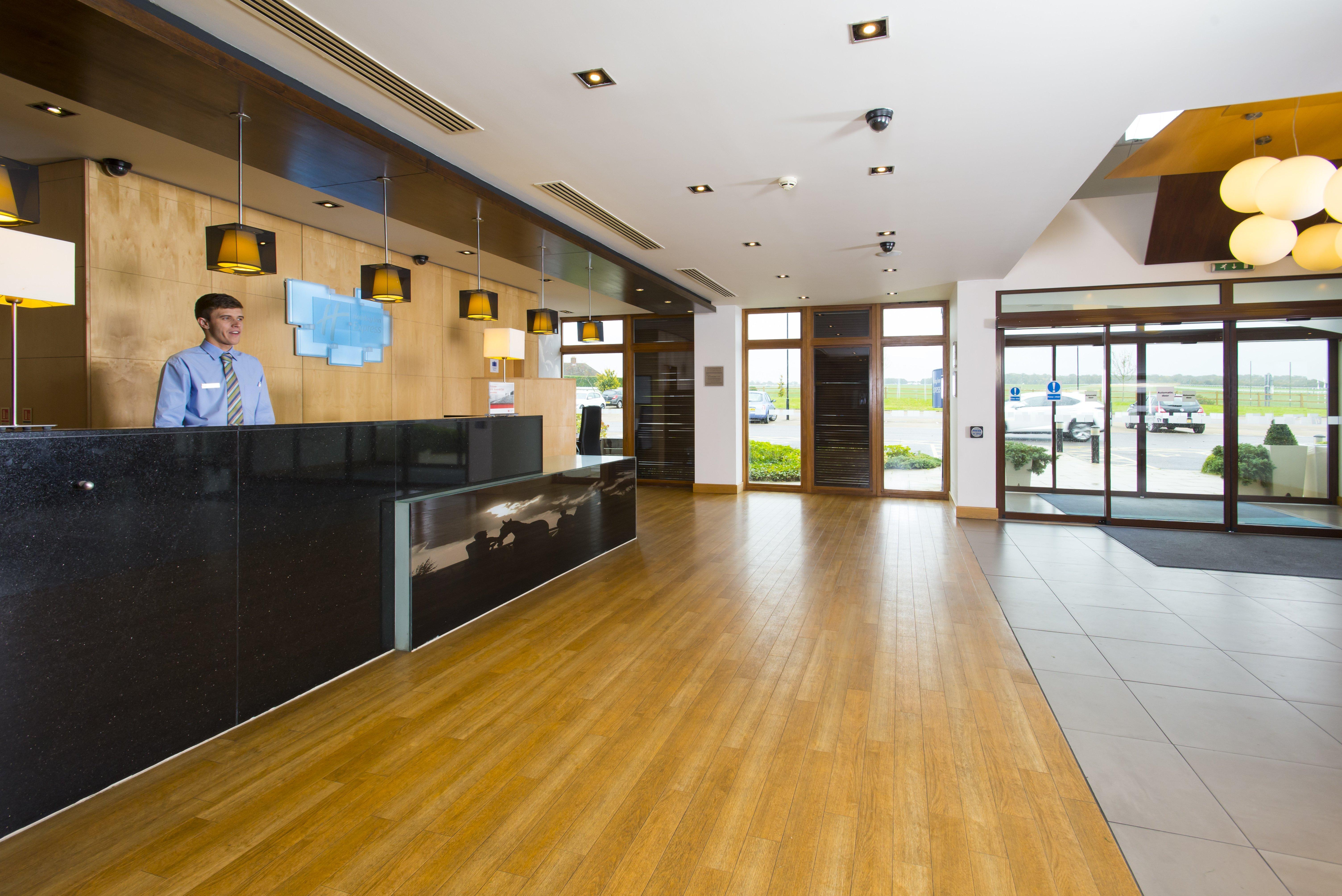 Holiday Inn Express London - Epsom Downs By Ihg Esterno foto