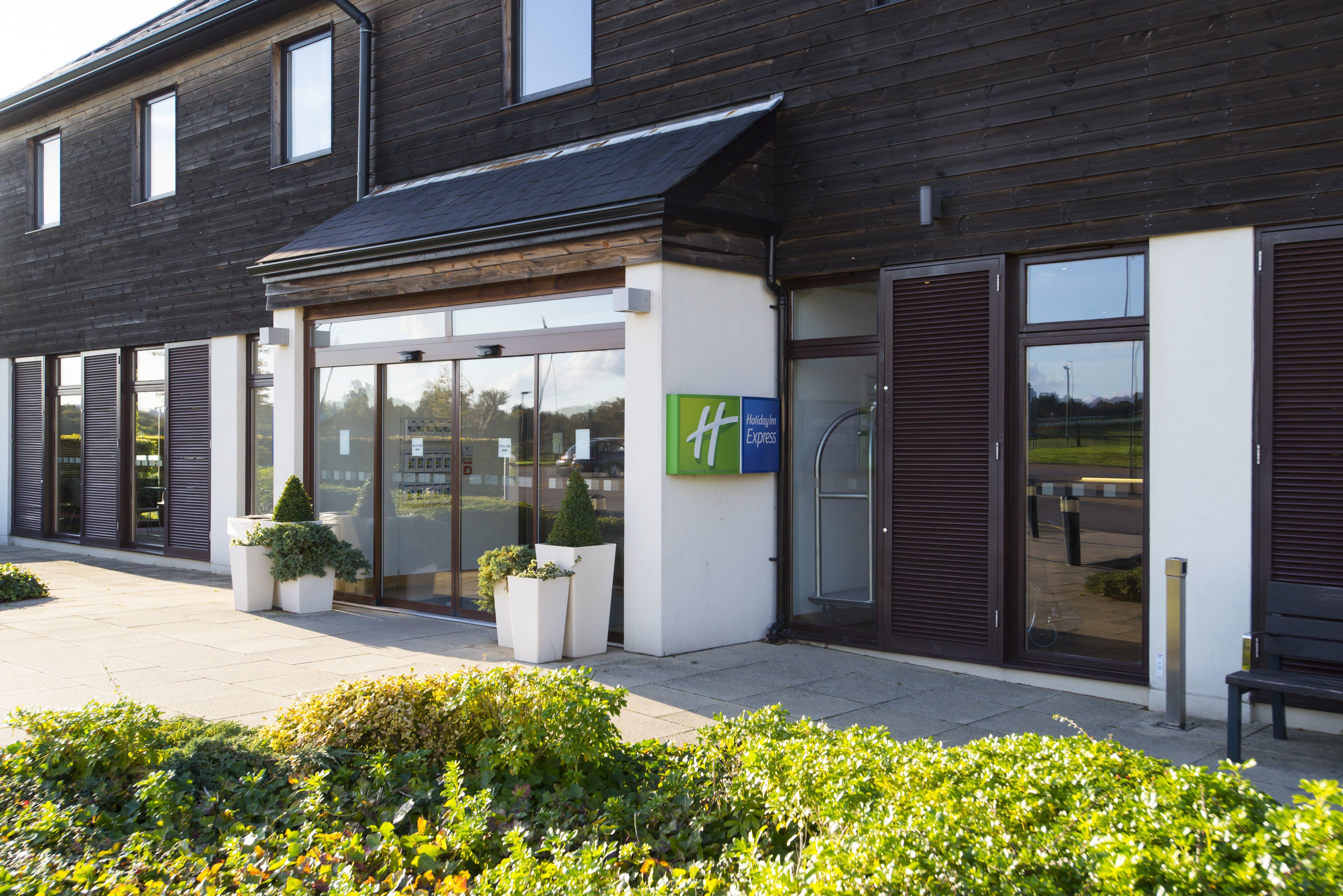 Holiday Inn Express London - Epsom Downs By Ihg Esterno foto