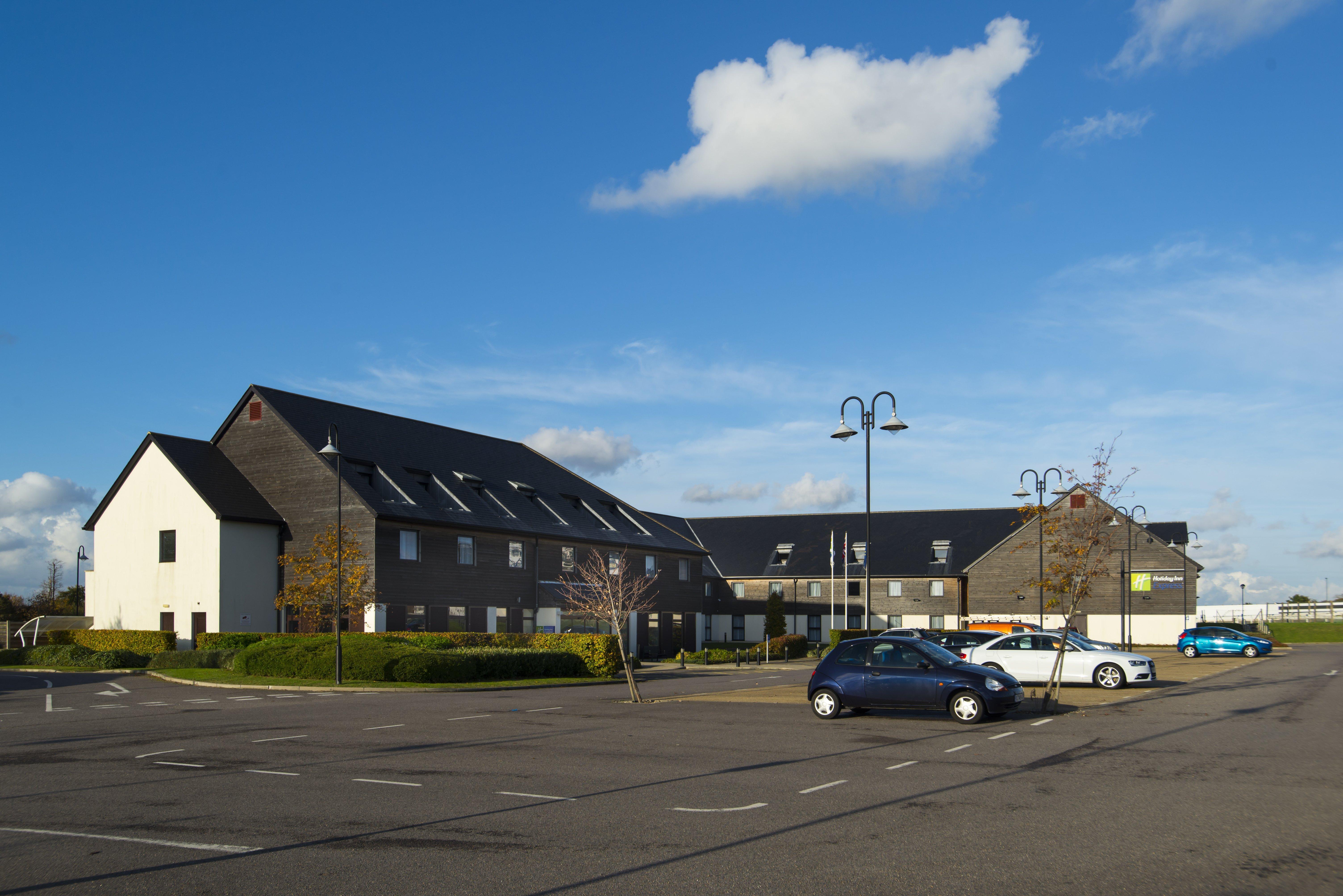 Holiday Inn Express London - Epsom Downs By Ihg Esterno foto