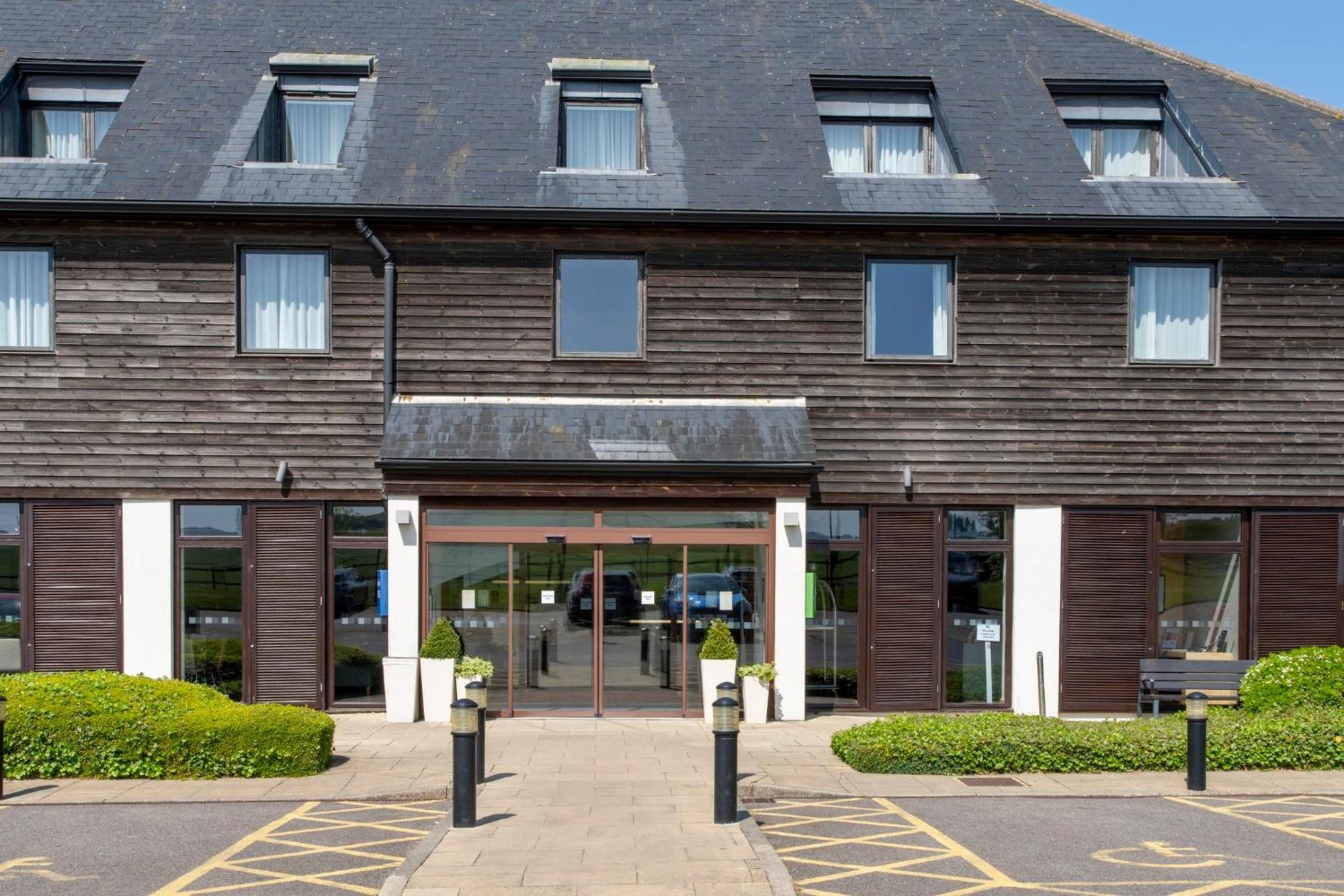 Holiday Inn Express London - Epsom Downs By Ihg Esterno foto