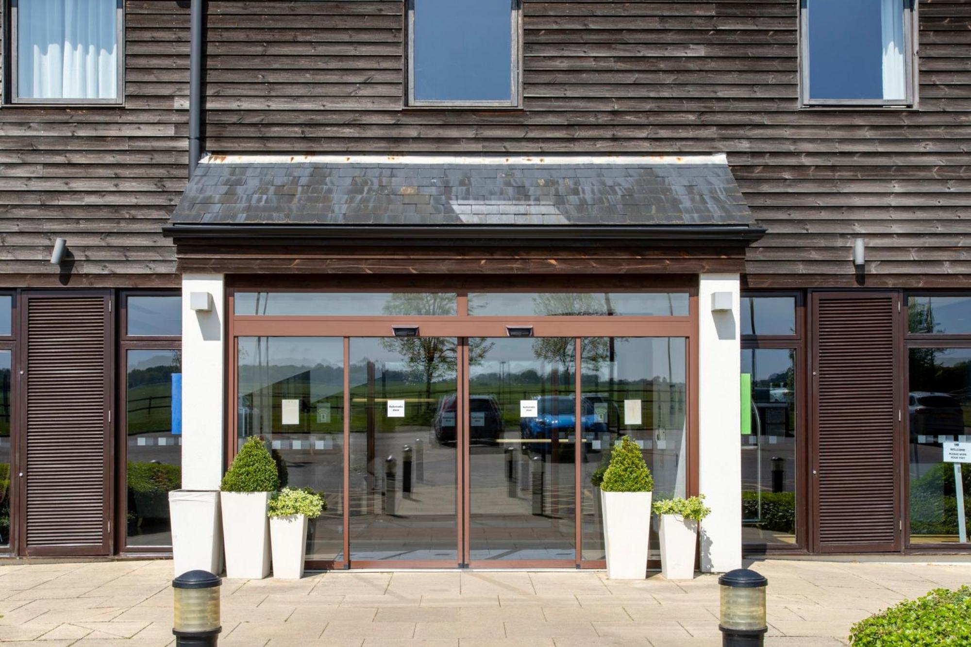 Holiday Inn Express London - Epsom Downs By Ihg Esterno foto