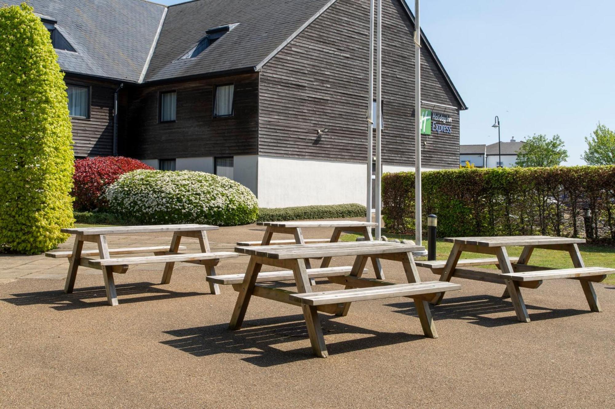 Holiday Inn Express London - Epsom Downs By Ihg Esterno foto