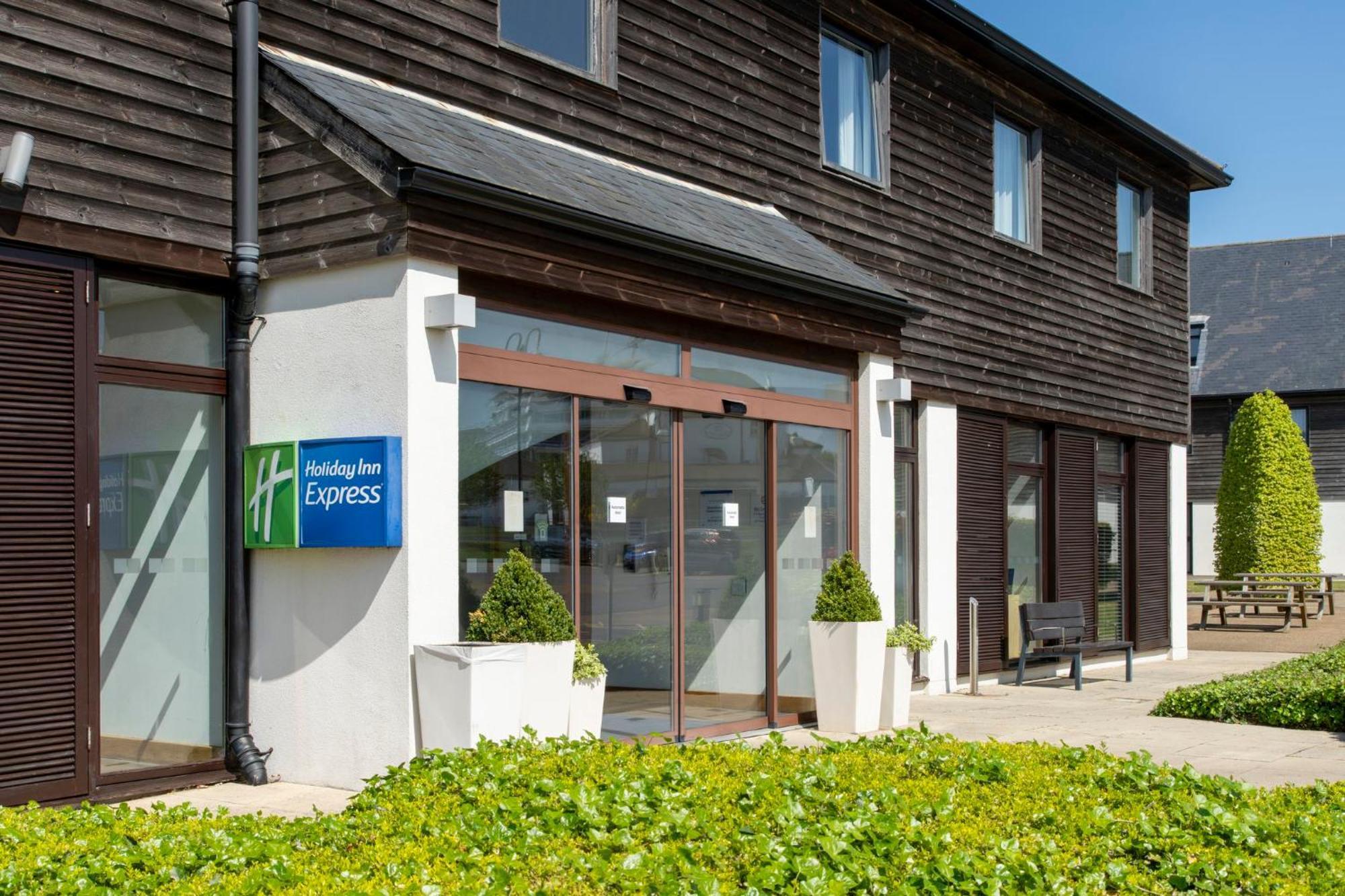 Holiday Inn Express London - Epsom Downs By Ihg Esterno foto