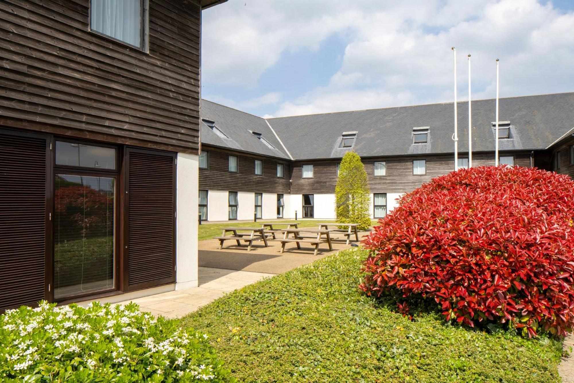 Holiday Inn Express London - Epsom Downs By Ihg Esterno foto