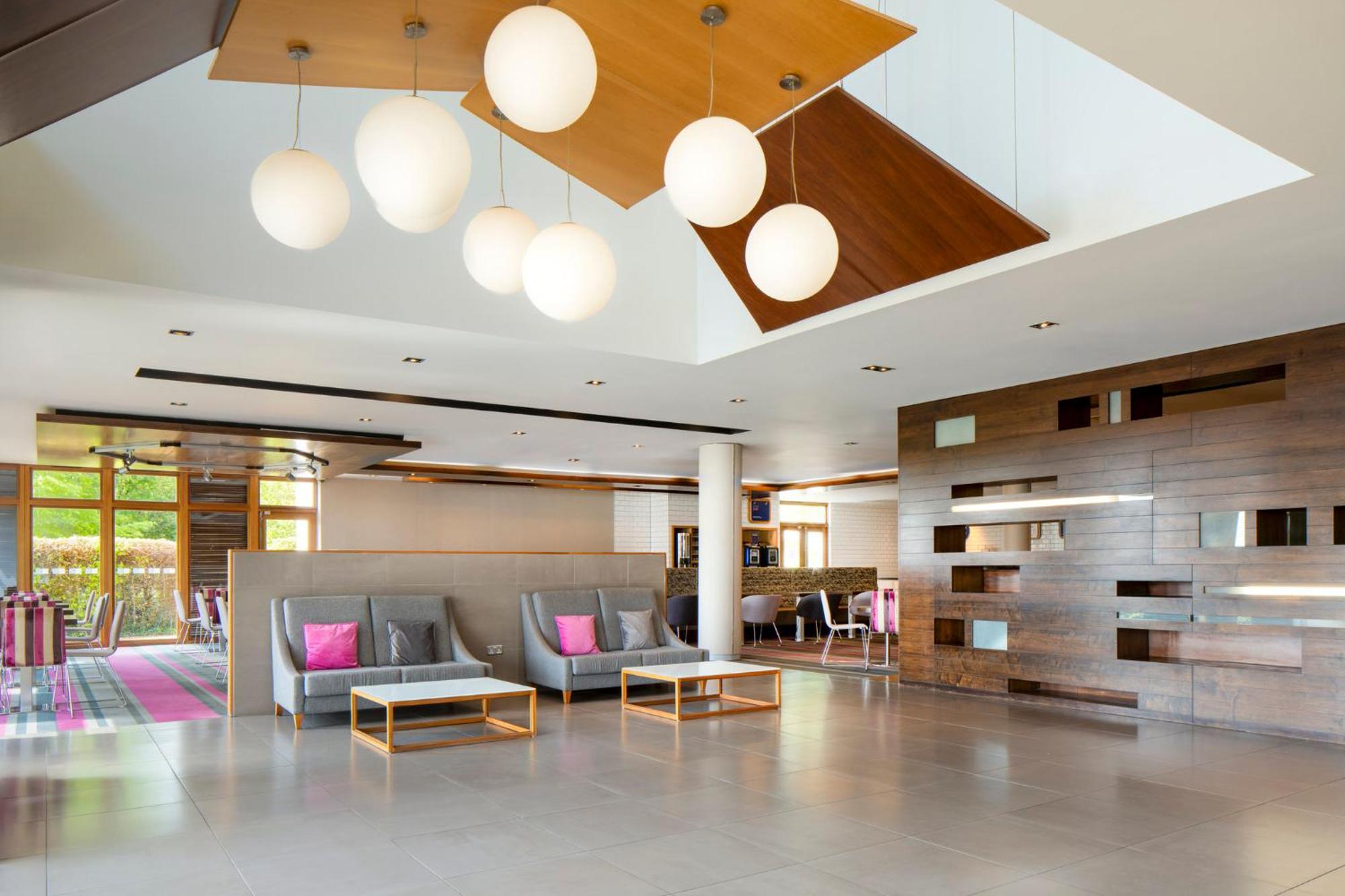 Holiday Inn Express London - Epsom Downs By Ihg Esterno foto
