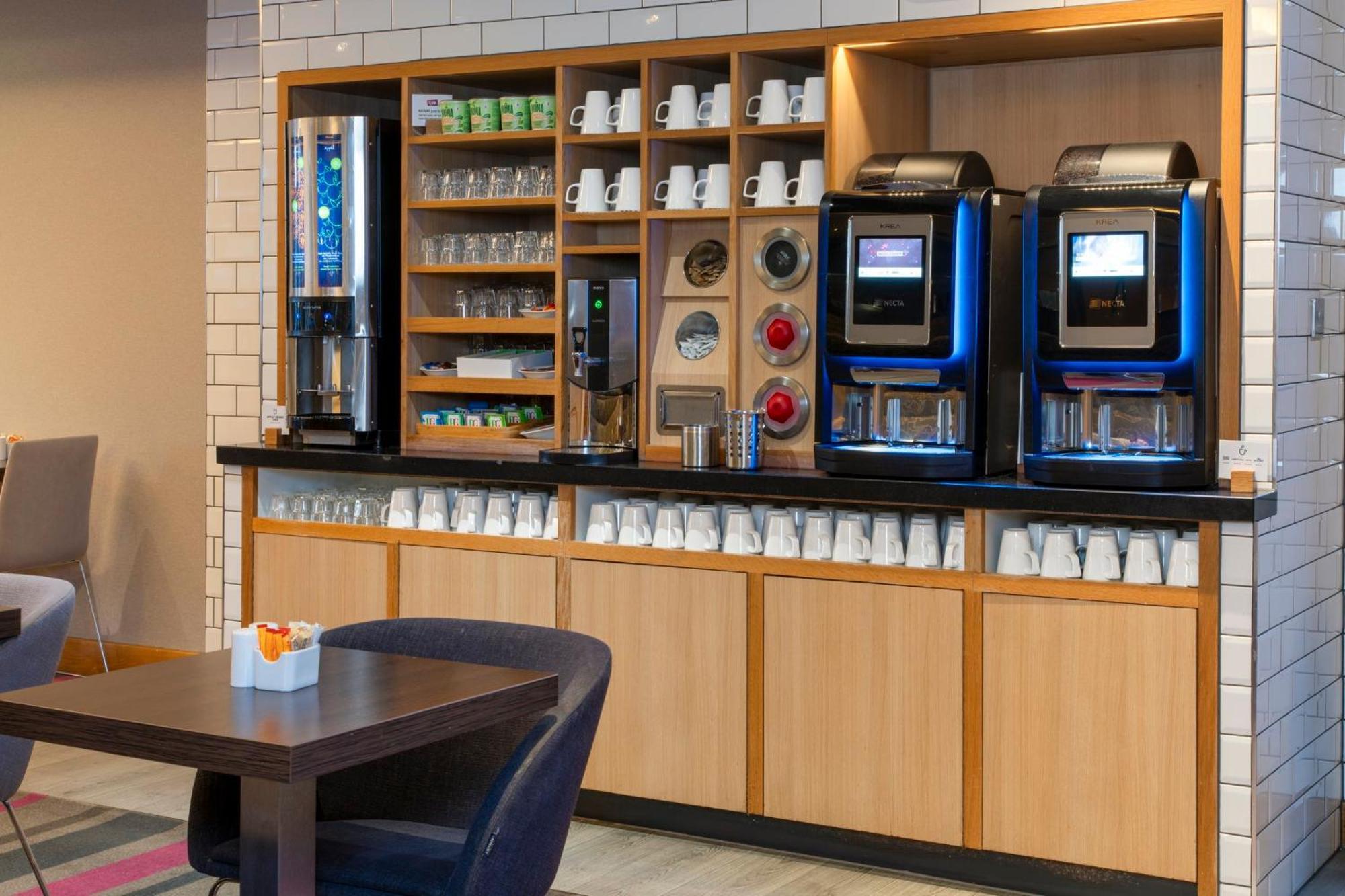 Holiday Inn Express London - Epsom Downs By Ihg Esterno foto