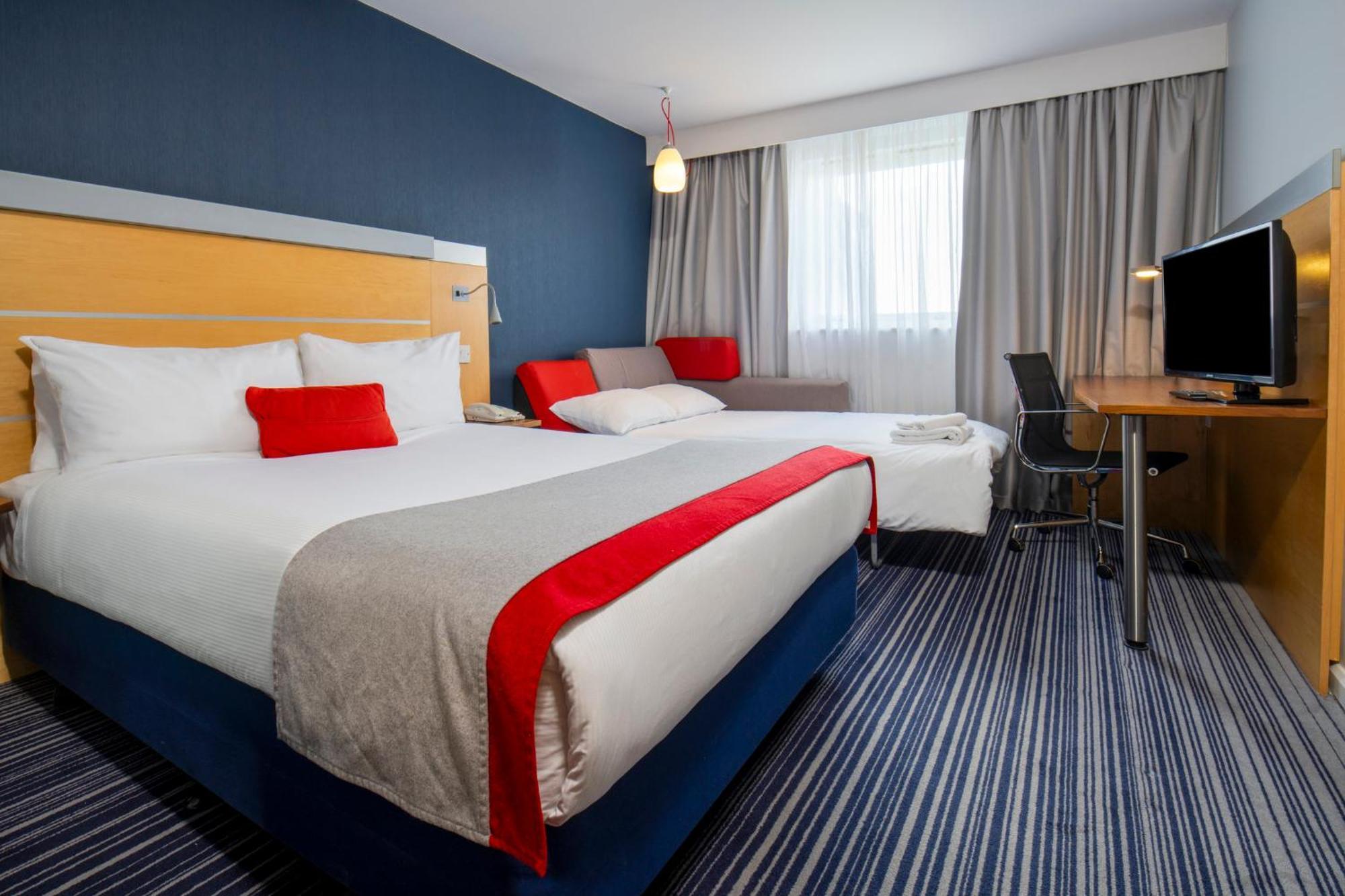 Holiday Inn Express London - Epsom Downs By Ihg Esterno foto