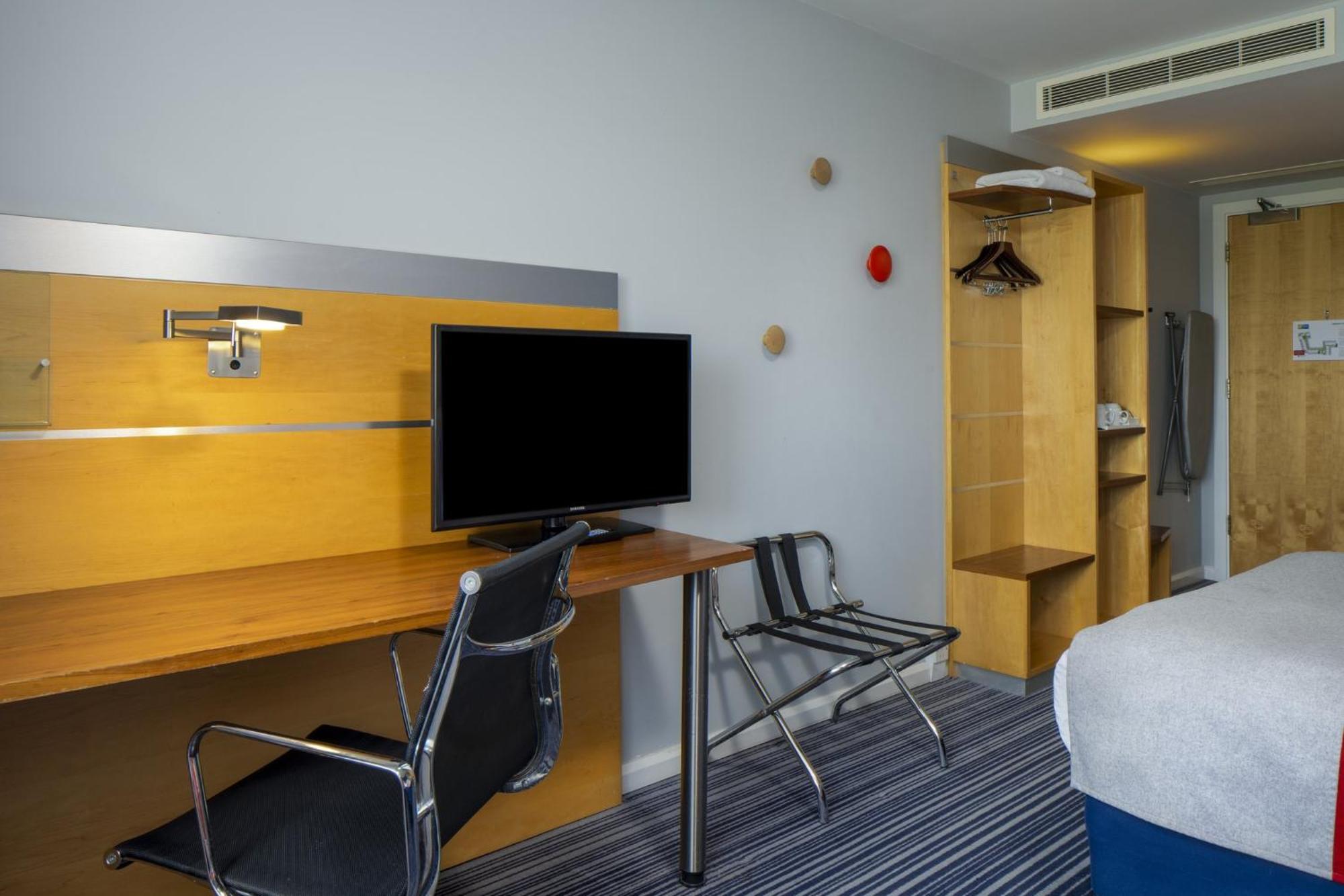 Holiday Inn Express London - Epsom Downs By Ihg Esterno foto