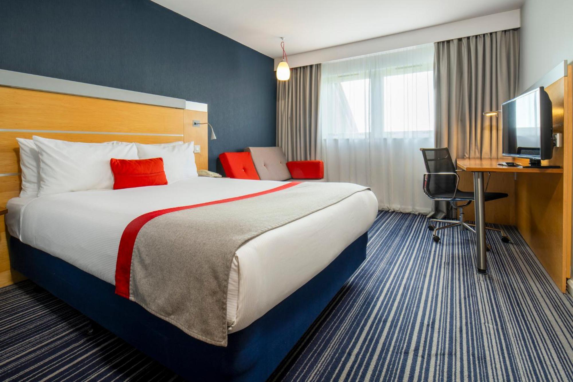 Holiday Inn Express London - Epsom Downs By Ihg Esterno foto