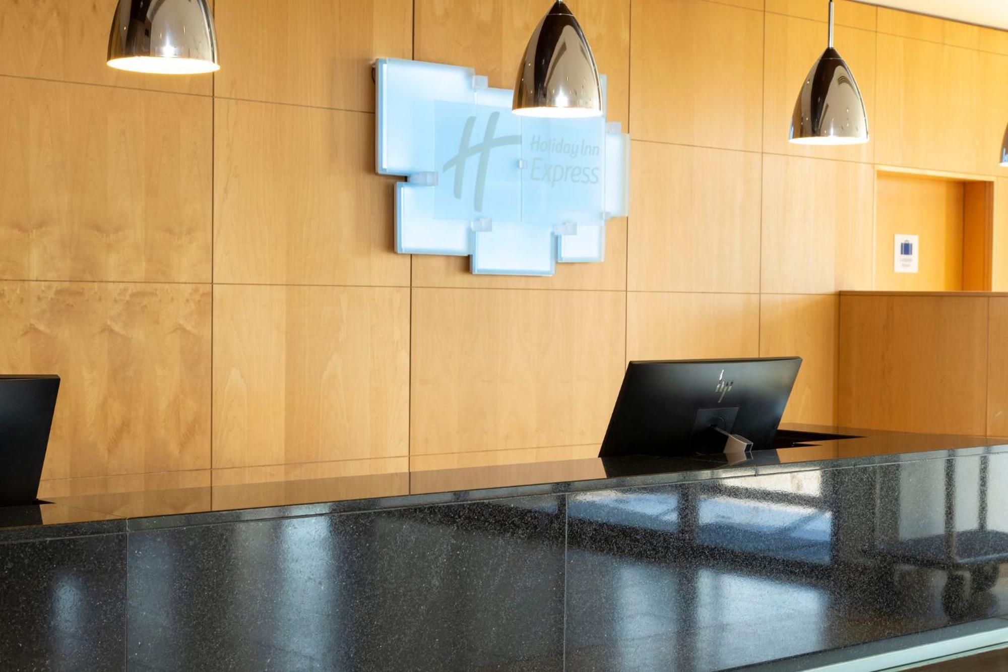 Holiday Inn Express London - Epsom Downs By Ihg Esterno foto
