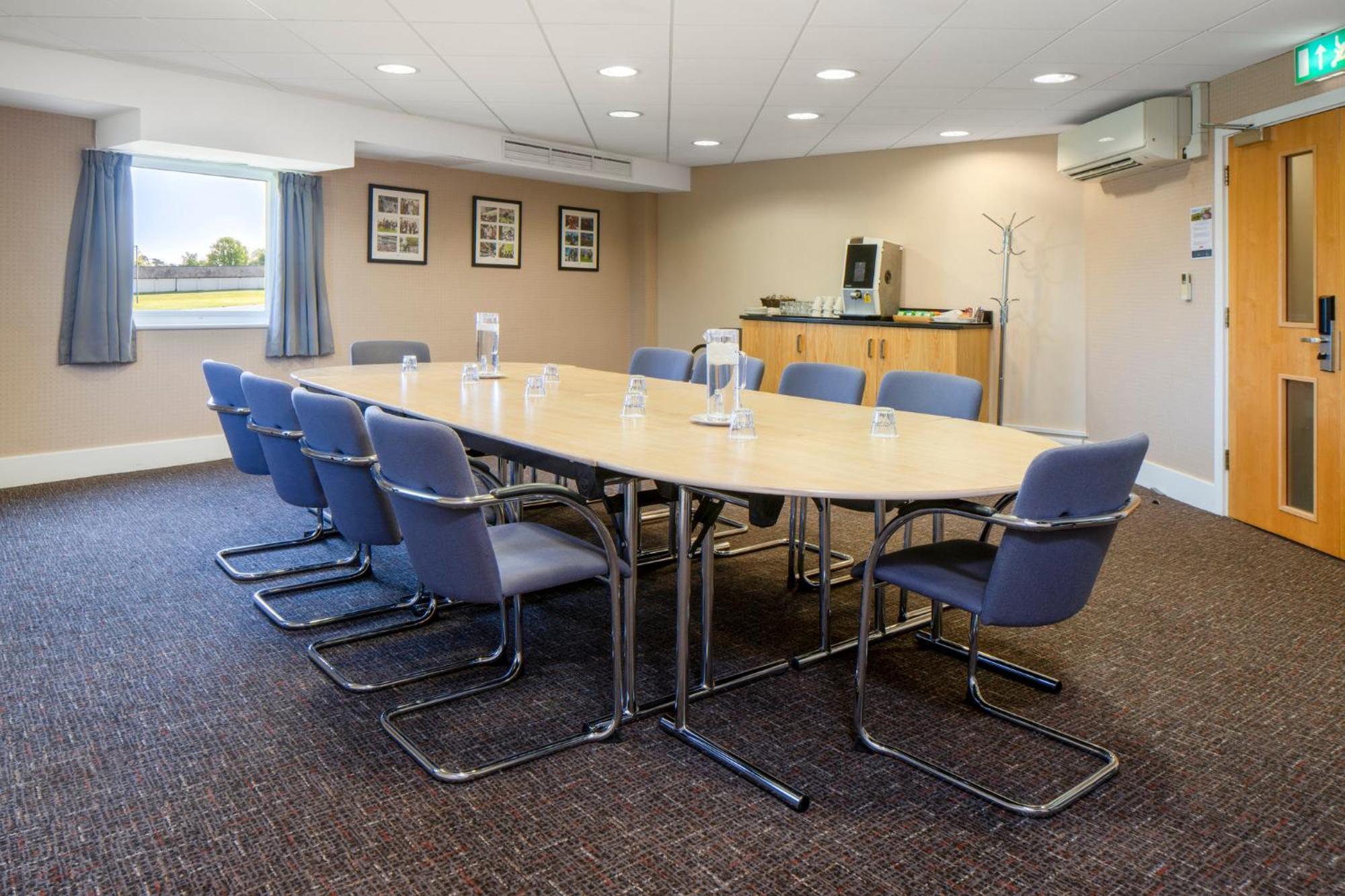 Holiday Inn Express London - Epsom Downs By Ihg Esterno foto