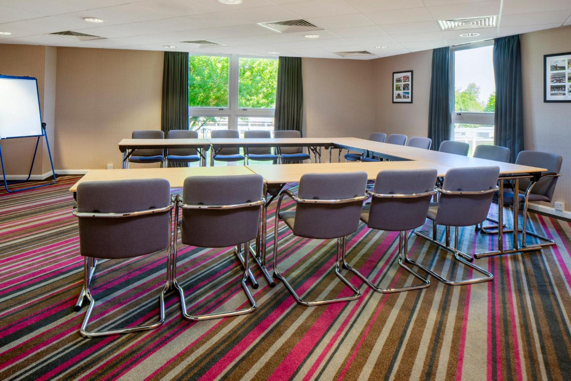 Holiday Inn Express London - Epsom Downs By Ihg Esterno foto