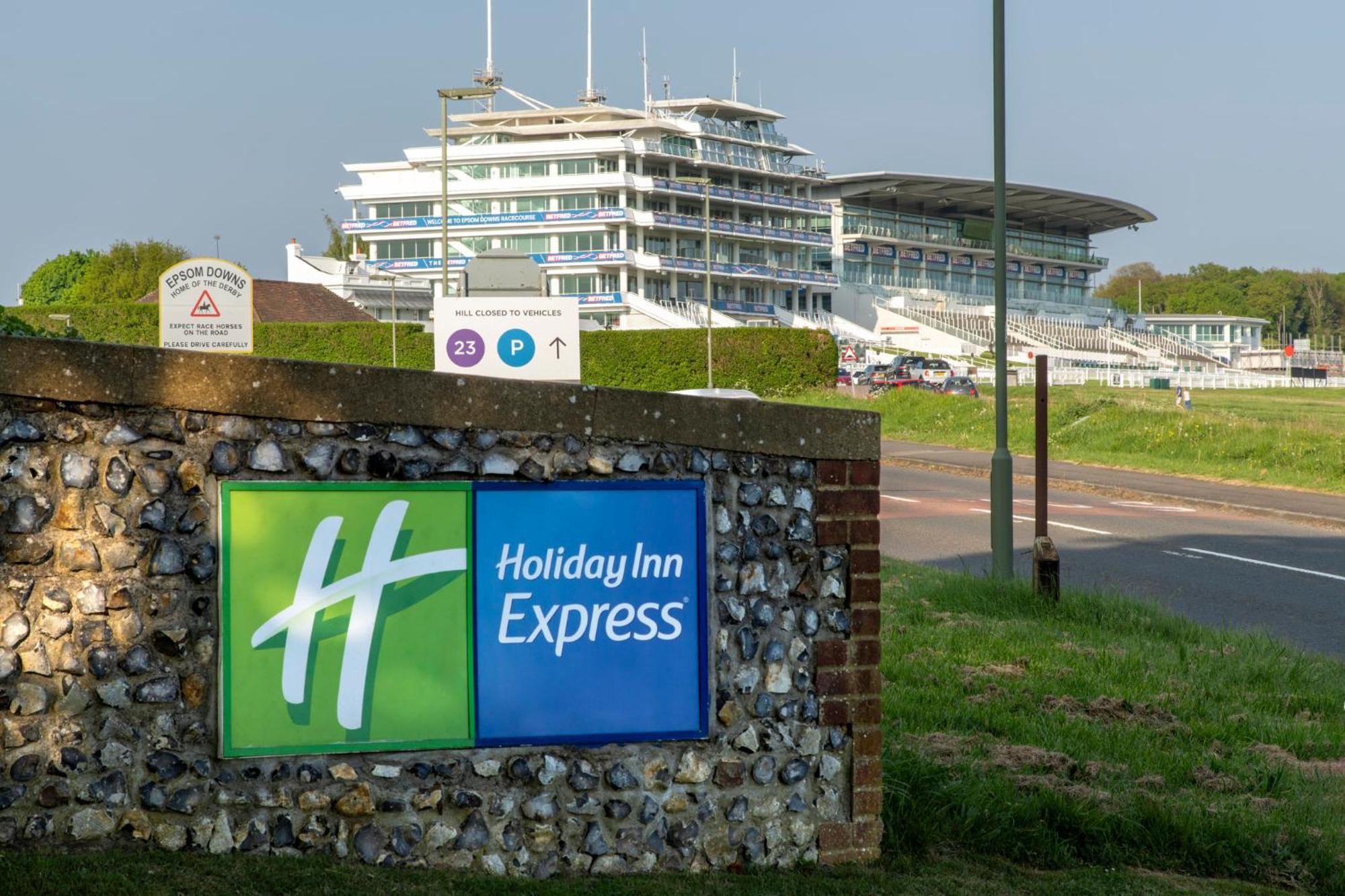 Holiday Inn Express London - Epsom Downs By Ihg Esterno foto